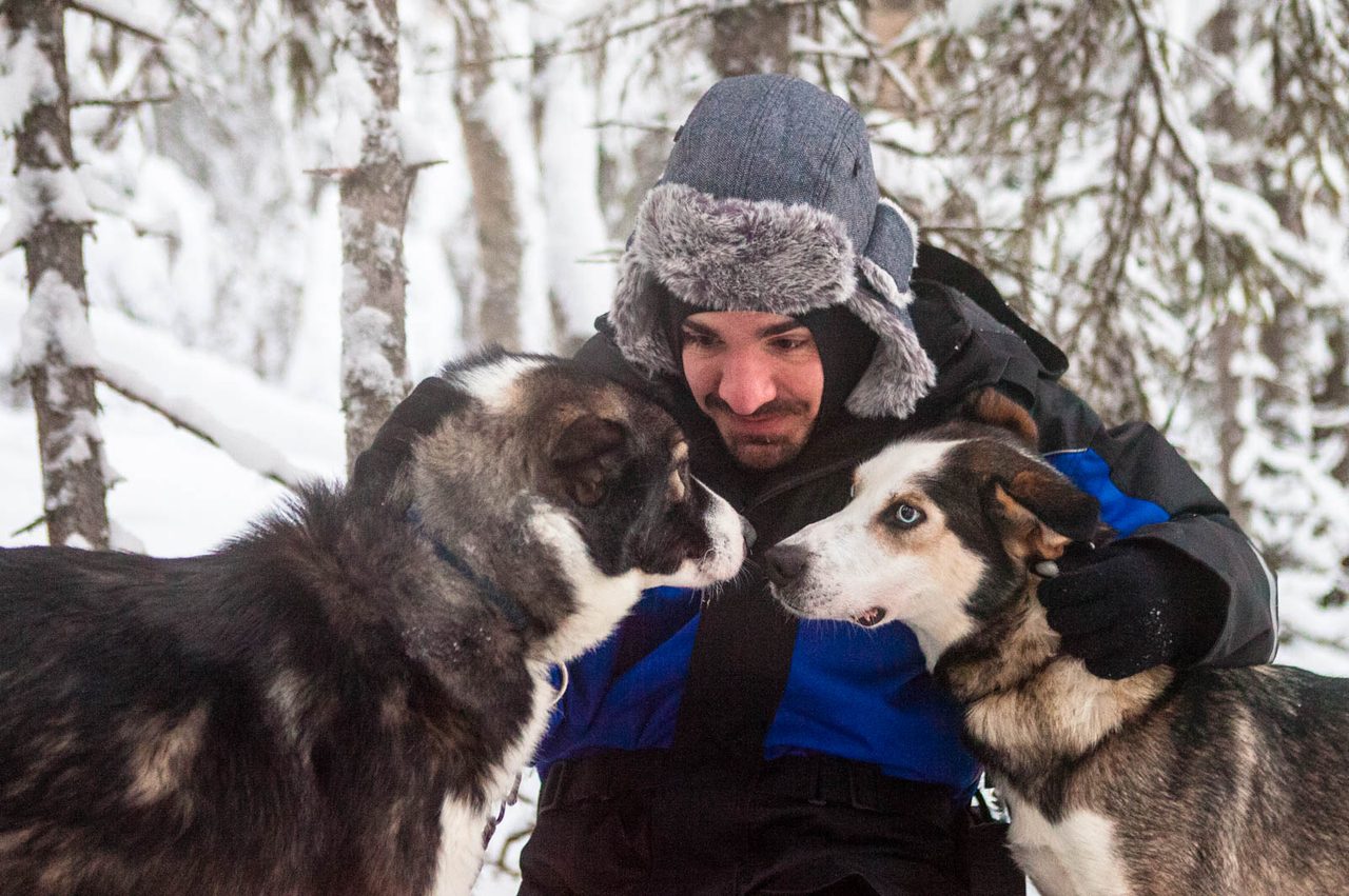 Víctor Gómez con huskies en Finlandia