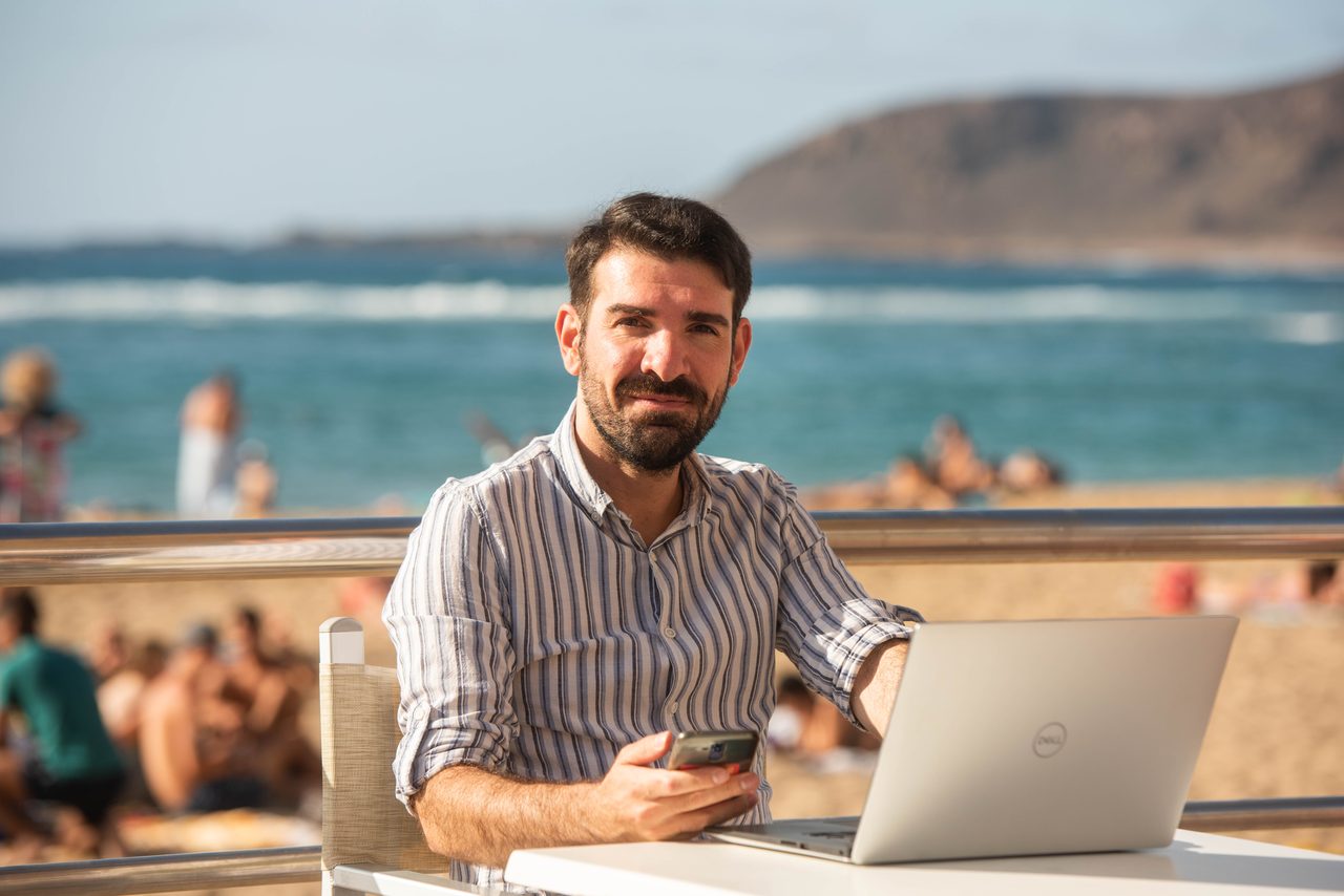 Víctor Gómez trabajando como nómada digital