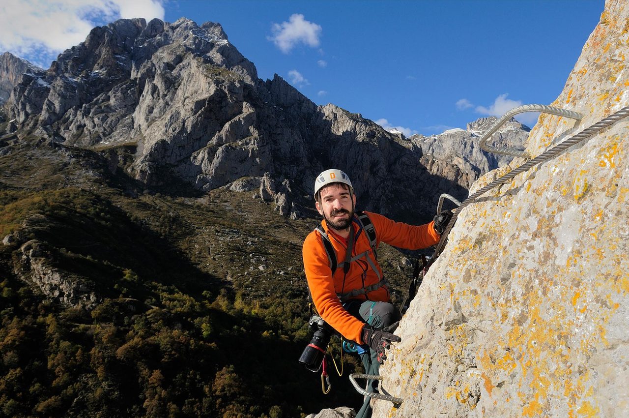 Víctor Gómez en una vía ferrata en los Picos de Europa